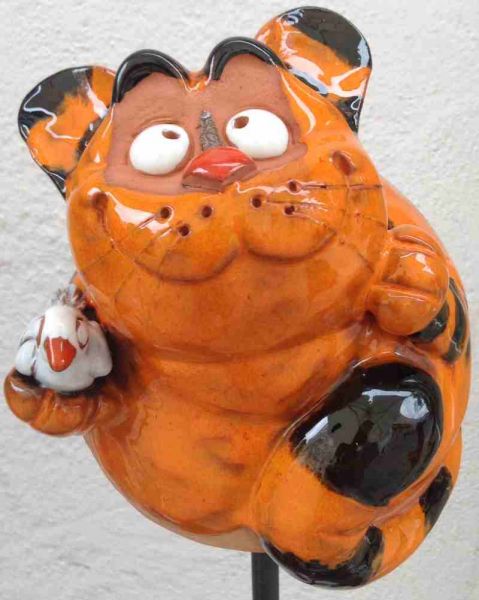 Gartenkugel Katze sitzend